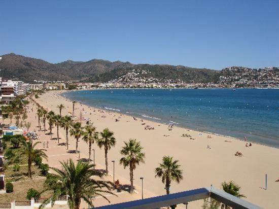Apartamentos playa la Perola Roses Bagian luar foto